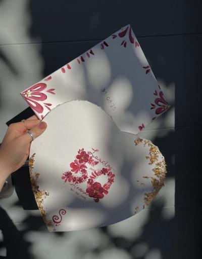 Cuore in ceramica dipinto a mano con nomi e data per un matrimonio