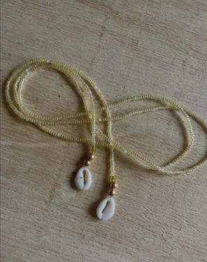 Collana con perline gialle e conchiglie