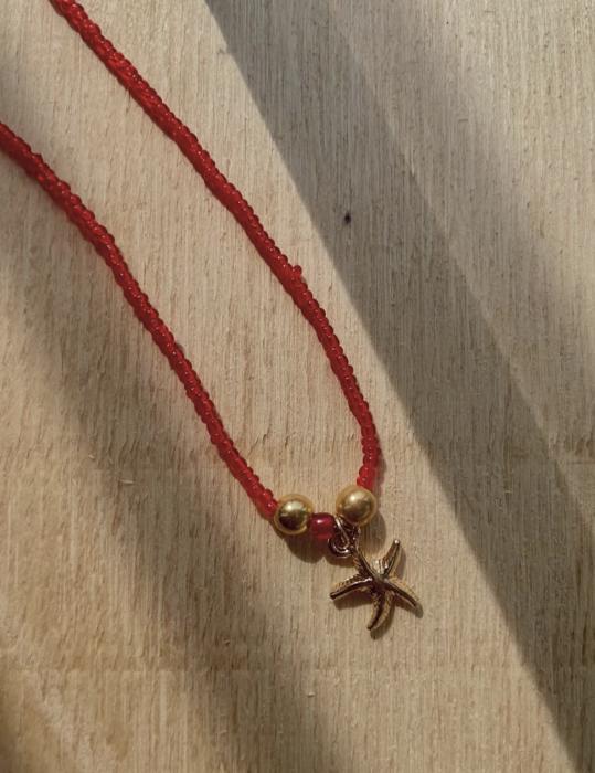 Collana di perline rosse con ciondolo a stella marina