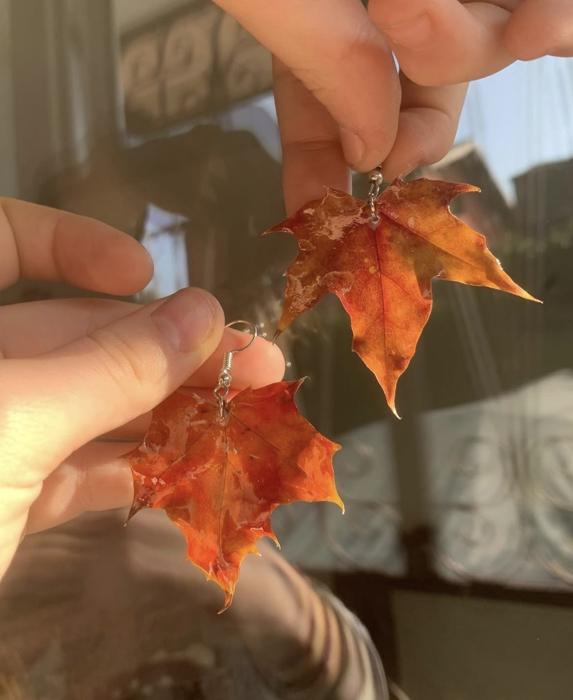 Orecchino in resina con foglia d'acero autunnale, controluce
