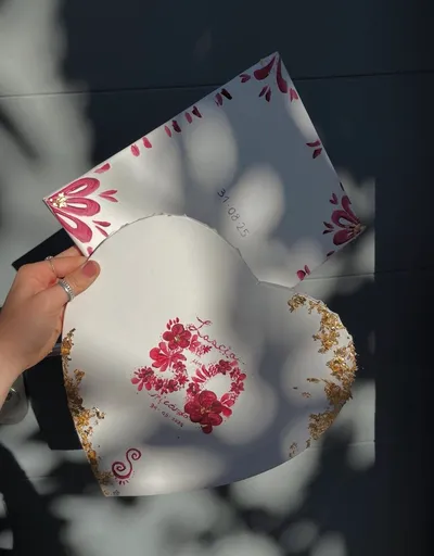 Cuore in ceramica dipinto a mano con nomi e data per un matrimonio