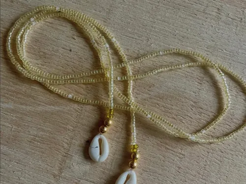 Collana con perline gialle e conchiglie