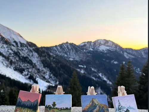 Quattro mini dipinti di paesaggi montani su cavalletti in legno