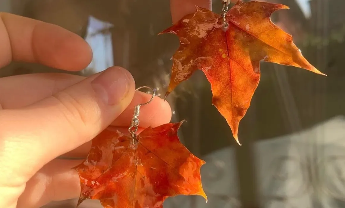 Orecchino in resina con foglia d'acero autunnale, controluce